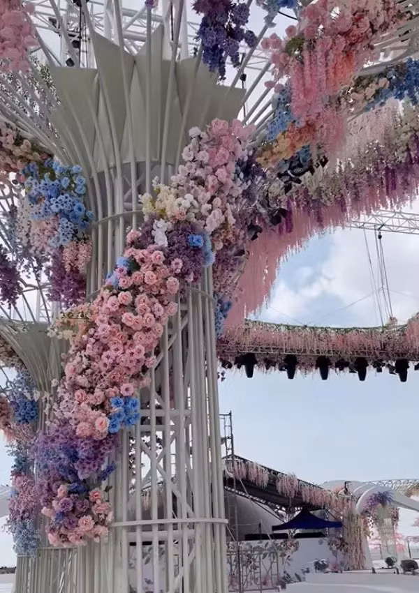 Theo tiết lộ của tài khoản Hoàng Công Cường - người từng chỉ đạo sân khấu cho lễ khai mạc và lễ bế mạc của SEA Games 31, chỉ riêng hoa tươi trang trí trong tiệc cưới cũng "ngốn" tới 13 tỷ đồng. Ảnh: Facebook Hoang Cong Cuong