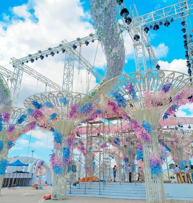 Theo Hoàng Công Cường, có thể nói đây là sân khấu khủng khiếp nhất từ trước đến nay mà đội ngũ tác nghiệp ngoài trời. Ảnh: Facebook