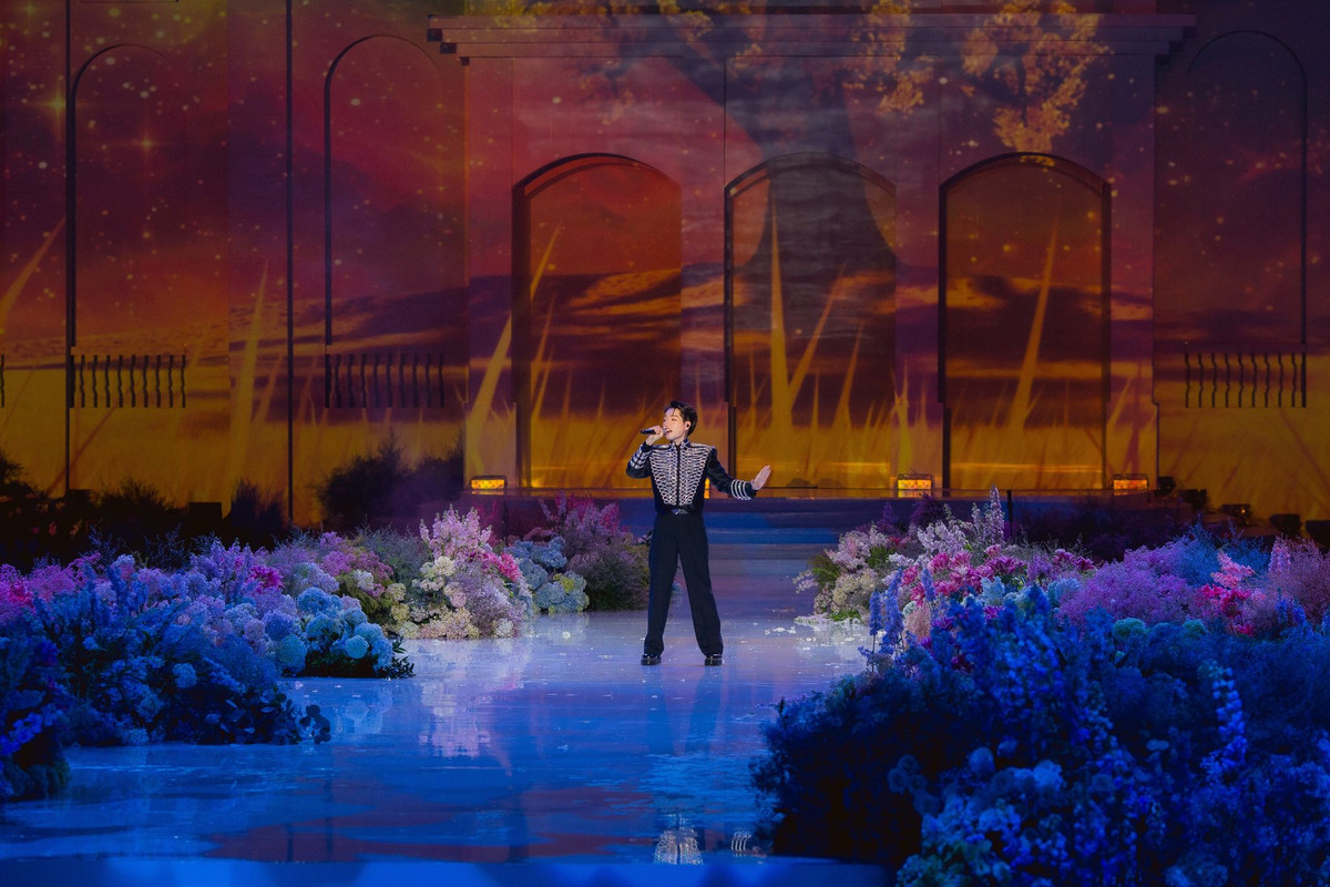 Không chỉ mạnh tay chi tiền trang trí, hai bên gia đình còn mời các nghệ sĩ đến biểu diễn. Trên trang cá nhân, ca sĩ Đức Phúc đăng tải video ngắn biểu diễn tại đám cưới và bày tỏ: "Phúc rất vui và vinh dự khi có mặt trong đêm tiệc cưới lớn nhất Việt Nam tại Kiên Giang". Ảnh: FBNV