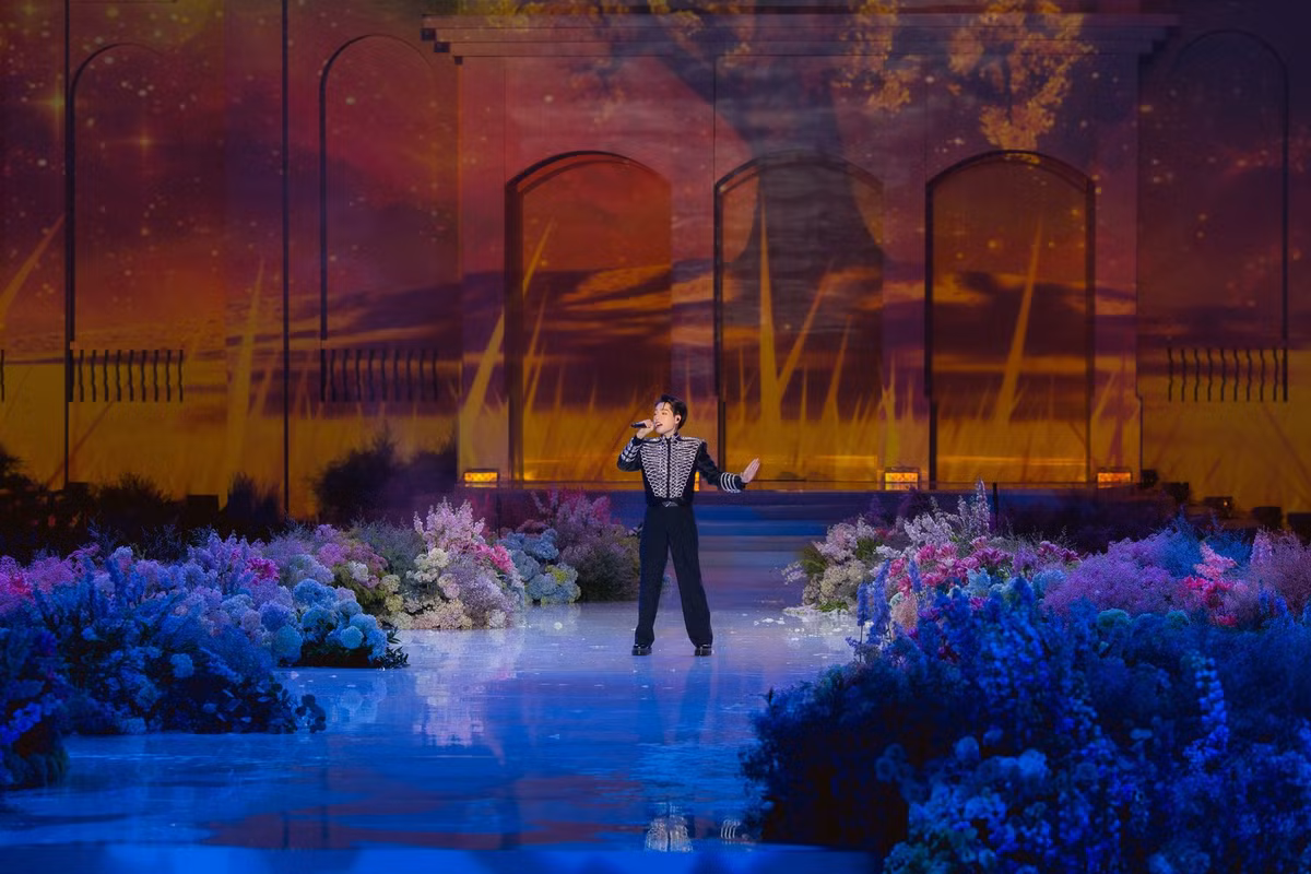 Không chỉ mạnh tay chi tiền trang trí, hai bên gia đình còn mời các nghệ sĩ đến biểu diễn. Trên trang cá nhân, ca sĩ Đức Phúc đăng tải video ngắn biểu diễn tại đám cưới và bày tỏ: "Phúc rất vui và vinh dự khi có mặt trong đêm tiệc cưới lớn nhất Việt Nam tại Kiên Giang". Ảnh: FBNV