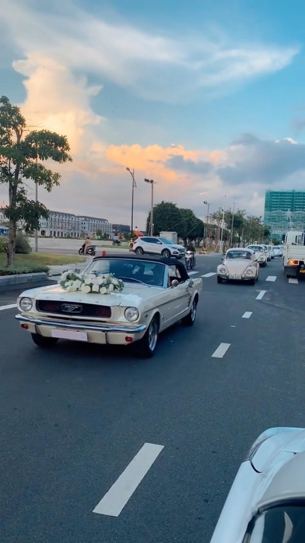 Đám cưới sử dụng dàn xe cổ siêu hiếm làm phương tiện di chuyển. Ảnh: Facebook