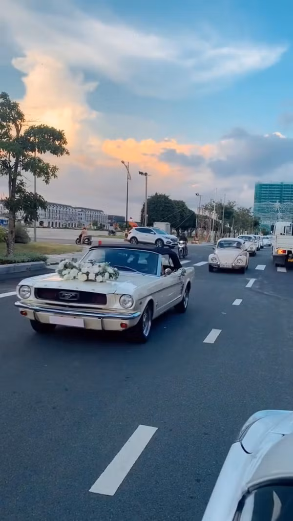 Đám cưới sử dụng dàn xe cổ siêu hiếm làm phương tiện di chuyển. Ảnh: Facebook