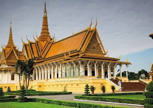 Năm 2014, đại gia Trầm Bê công đức hàng trăm tỷ đồng để xây dựng những ngôi chùa kiến trúc độc đáo với vẻ ngoài lóng lánh như dát vàng. Ảnh: Internet