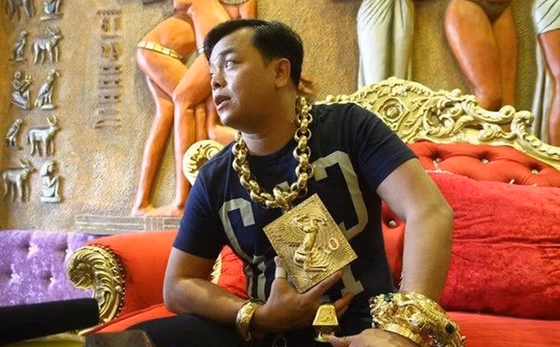 Tuy nhiên, tại cơ quan điều tra, Phúc XO khai nhận toàn bộ số vàng đeo trên người và hay khoe mẽ trên mạng thực chất là vàng giả. Ảnh: Lao động