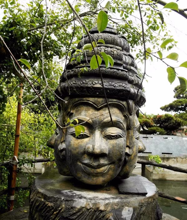 Không chỉ thế, xung quanh biệt thự của đại gia Trầm Bê có nhiều bức tượng khổng lồ. Ảnh: Internet