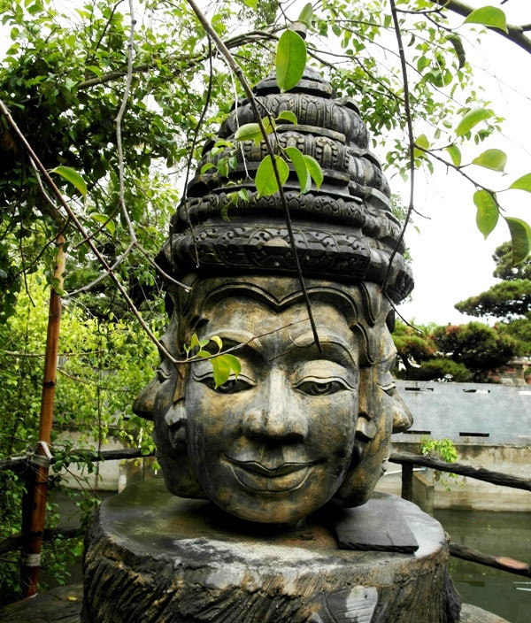 Không chỉ thế, xung quanh biệt thự của đại gia Trầm Bê có nhiều bức tượng khổng lồ. Ảnh: Internet