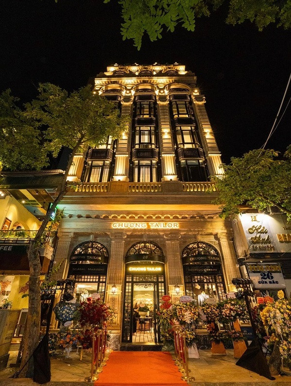 Không chỉ là chủ của những bộ sưu tập độc lạ và đắt đỏ, đại gia Chương Tailor còn sở hữu biệt thự hoàng gia giữa lòng Hà Nội. Ảnh: FBNV