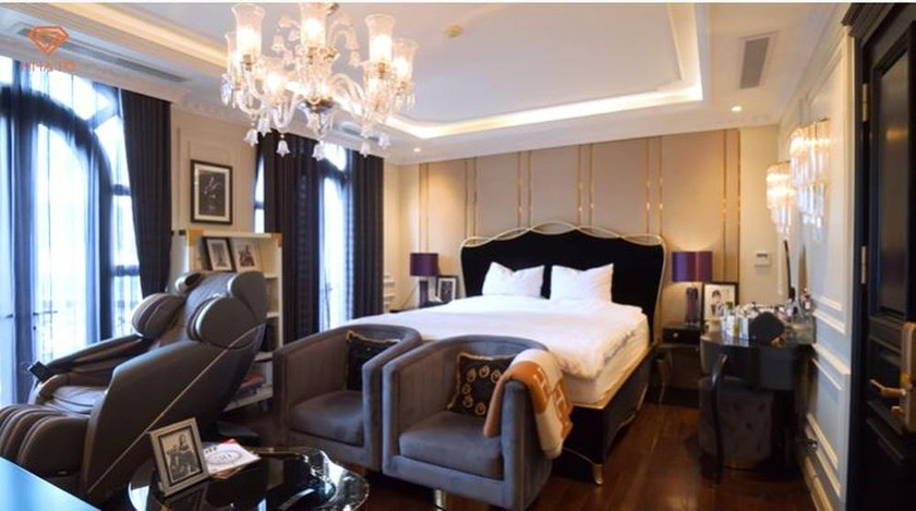 Phòng ngủ cũng được anh chăm chút từ rèm thiết kế riêng cùng tone cho đến giường ngủ. Ảnh: FBNV