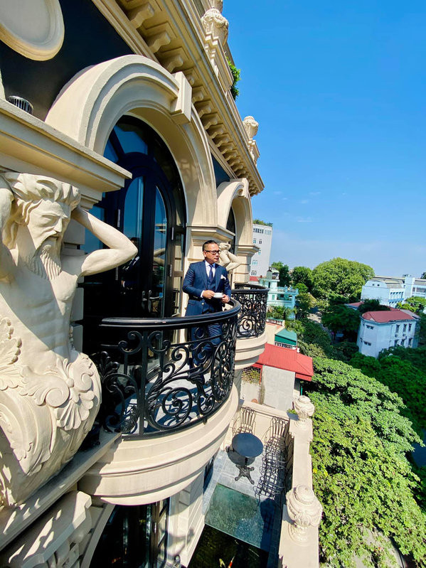Căn nhà gồm có 9 tầng, hướng mặt tiền đẳng cấp với phong cách đậm chất Châu Âu cổ điển. Ảnh: FBNV