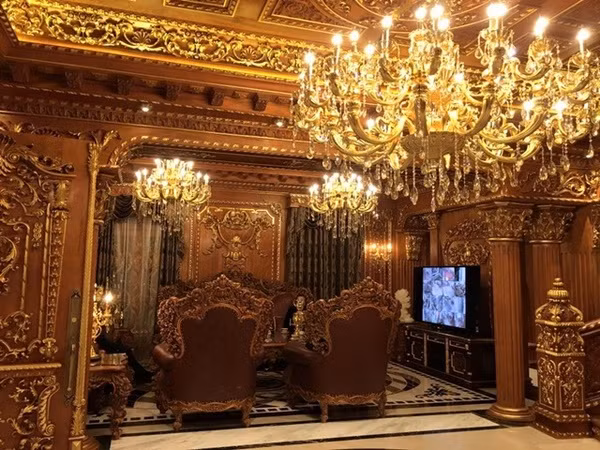 Nội thất bên trong nhà được thiết kế theo phong cách châu Âu cổ điển, với hai tông màu chủ đạo là nâu, vàng. Ảnh: Internet