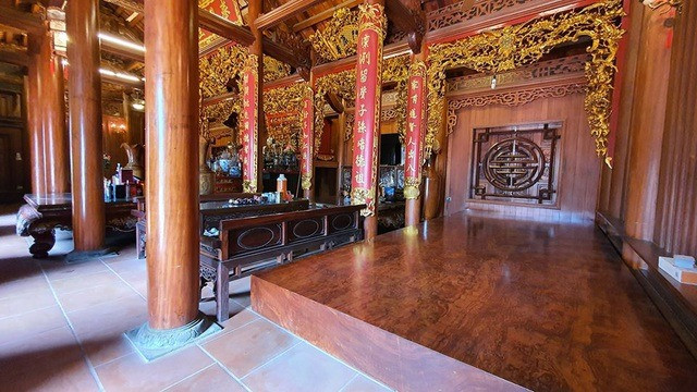 Ngôi nhà cổ gồm 36 cột gỗ lim. Đặc biệt, toàn bộ số cột gỗ này được xẻ từ một cây gỗ lim cao tới 10 m, đường kính 1,8 m. Ảnh: Dân trí