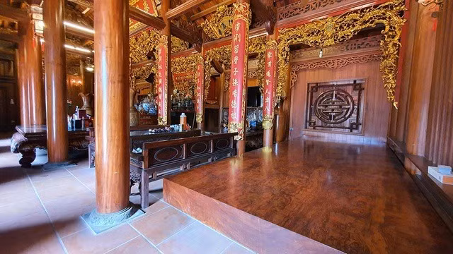 Ngôi nhà cổ gồm 36 cột gỗ lim. Đặc biệt, toàn bộ số cột gỗ này được xẻ từ một cây gỗ lim cao tới 10 m, đường kính 1,8 m. Ảnh: Dân trí