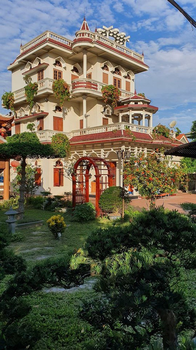 Nằm ở ngoại thành Hà Nội, căn biệt thự nhà vườn rộng 2.600 m2 của gia đình anh K.T nổi bật bởi kiến trúc bề thế, với khoảng sân vườn ngập tràn cây xanh. Ảnh: Dân trí