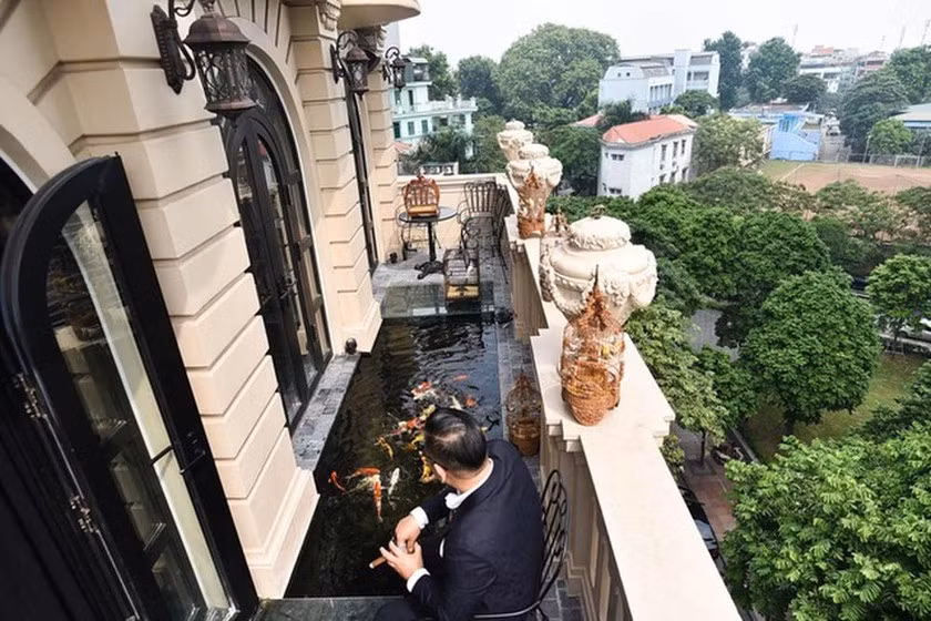 Đáng chú ý, trong nhà còn có bể cá Koi lớn, riêng tiền xây bể đã ngốn khoảng 5 tỷ đồng. Ảnh: FBNV