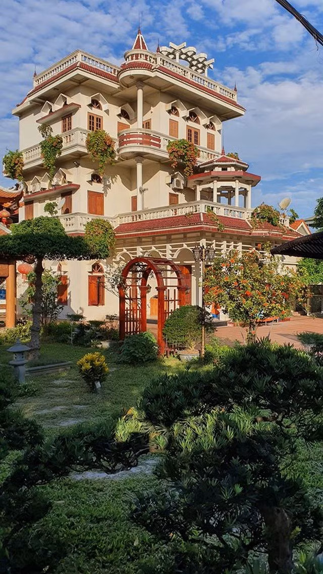 Nằm ở ngoại thành Hà Nội, căn biệt thự nhà vườn rộng 2.600 m2 của gia đình anh K.T nổi bật bởi kiến trúc bề thế, với khoảng sân vườn ngập tràn cây xanh. Ảnh: Dân trí