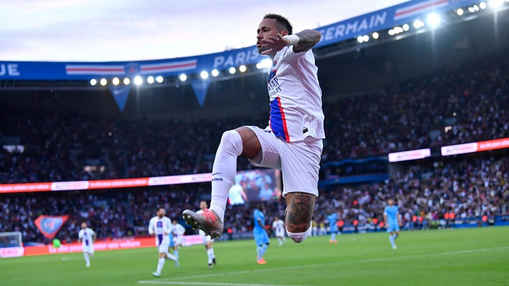 Tuy nhiên, lương chỉ là một phần. Các hợp đồng quảng cáo và truyền thông mới mang về nguồn thu lớn cho Neymar. Ảnh: Getty