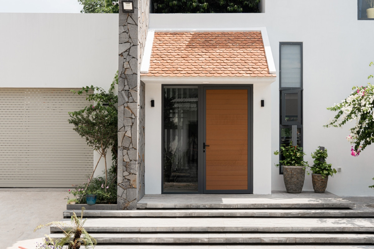 Gia chủ mong muốn một ngôi nhà có sự riêng tư tối đa với bên ngoài. Đồng thời, không gian bên trong cần có sự cởi mở, tạo tương tác giữa các thành viên trong gia đình.