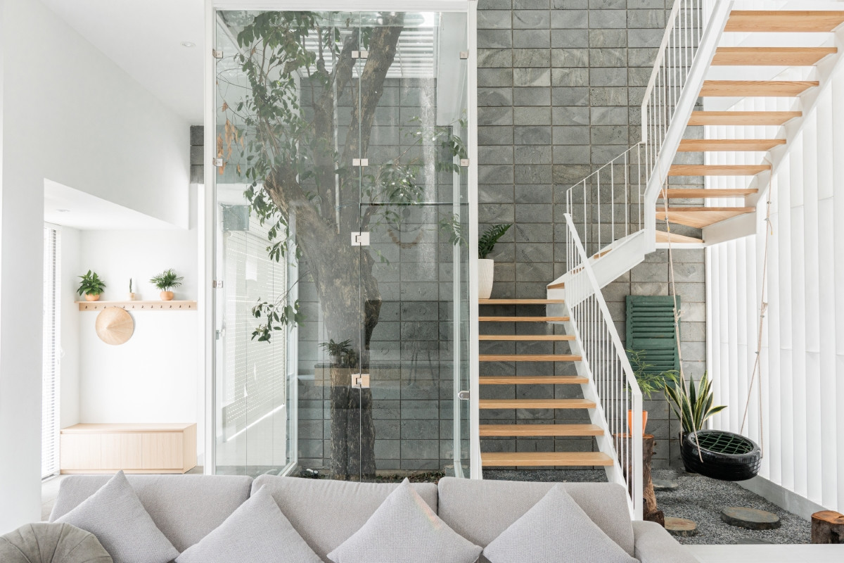 Từ những yêu cầu đó, kiến trúc sư đã thiết kế một ngôi nhà “kín ngoài, mở trong”.