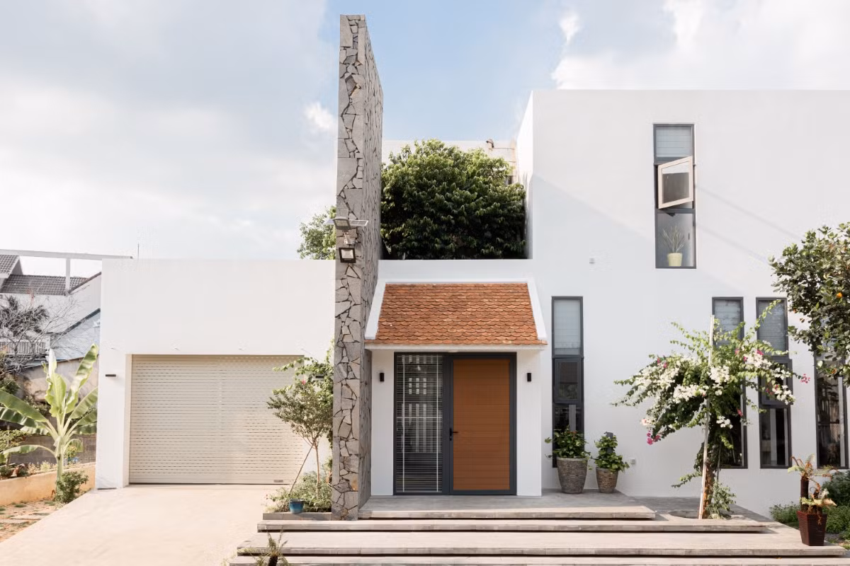 Theo đó, toàn bộ mặt tiền căn nhà không có quá nhiều cửa kính, đảm bảo sự riêng tư.