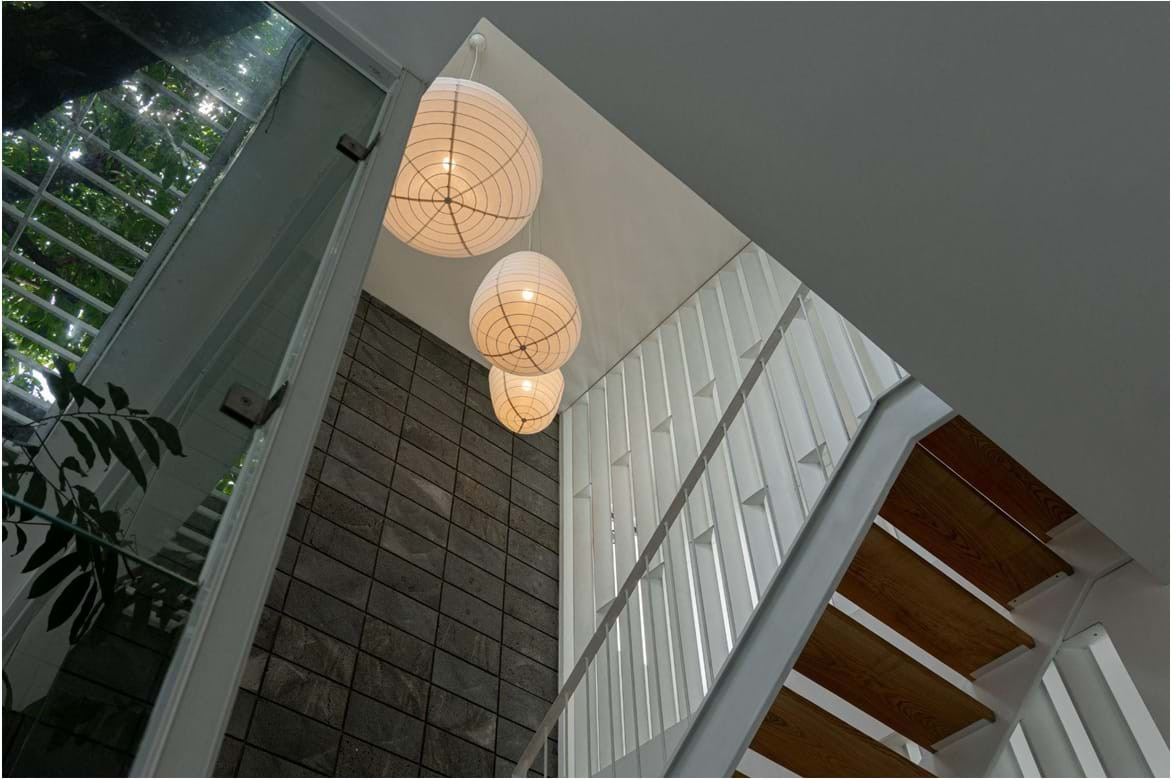 Thiết kế giếng trời bao bọc quanh cây thị lâu năm, gắn liền với bao thế hệ gia đình tạo nên điểm nhấn độc đáo và thiêng liêng ngay trung tâm nhà.