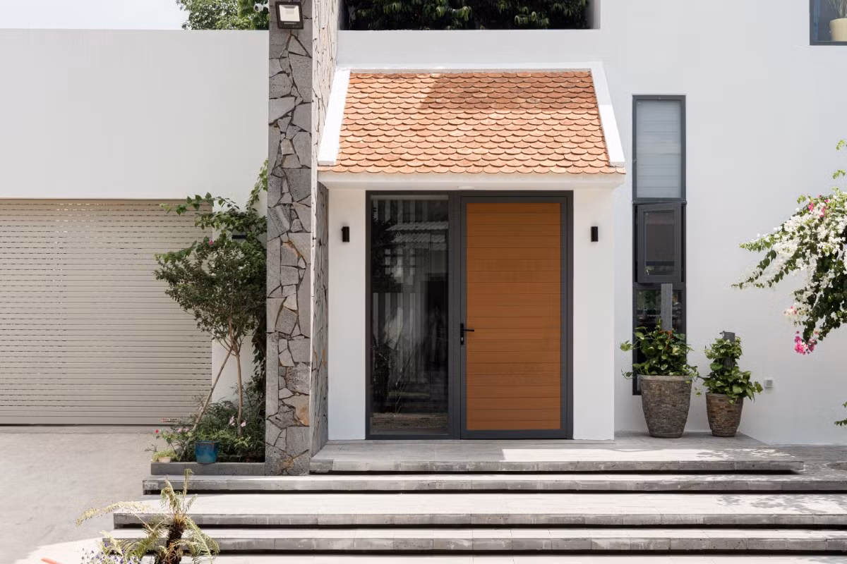 Gia chủ mong muốn một ngôi nhà có sự riêng tư tối đa với bên ngoài. Đồng thời, không gian bên trong cần có sự cởi mở, tạo tương tác giữa các thành viên trong gia đình.