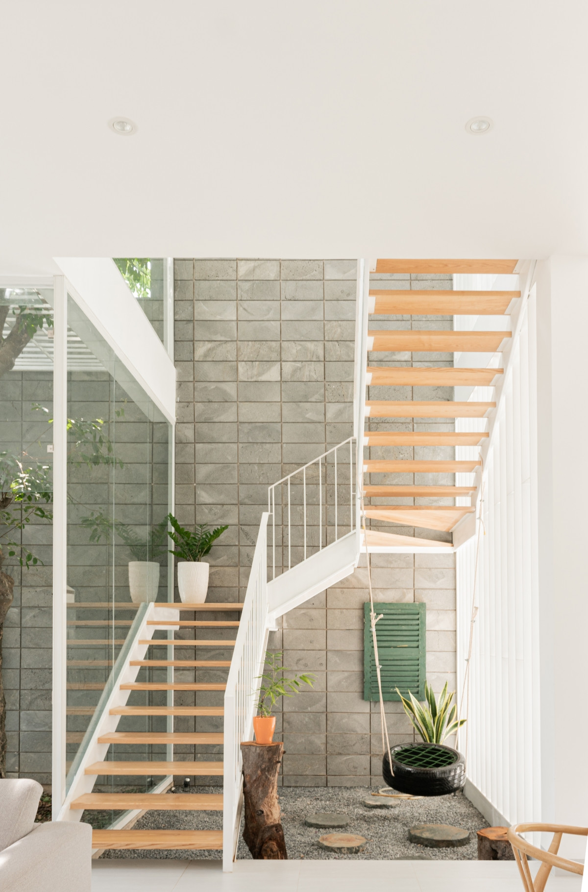 Nhờ đó, ngôi nhà luôn tràn ngập ánh nắng tự nhiên và thông thoáng gió trời.