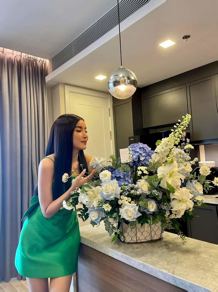 Căn nhà có tông màu trắng và xám chủ đạo.