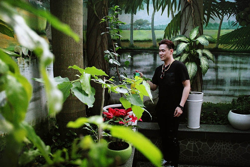 Phía sau căn nhà có một sân vườn nhỏ. Ảnh: Giadinhnet