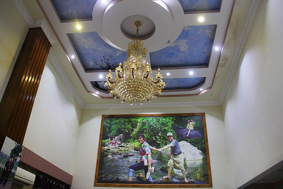 Mỗi tầng trong căn biệt thự được thiết kế cao, tạo cảm giác thoáng đãng. Ảnh: Lao động