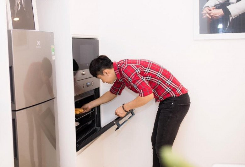 Nhà bếp nối liền phòng khách với đầy đủ thiết bị hiện đại. Ảnh: FBNV