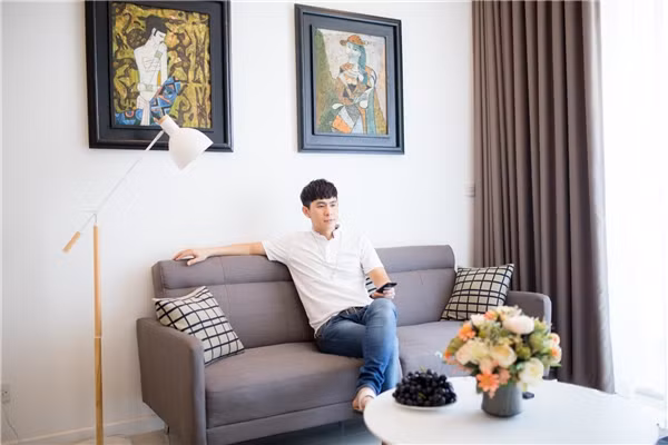 Phòng khách phủ sơn trắng cùng bộ ghế sofa tông màu xám đơn giản. Ảnh: FBNV