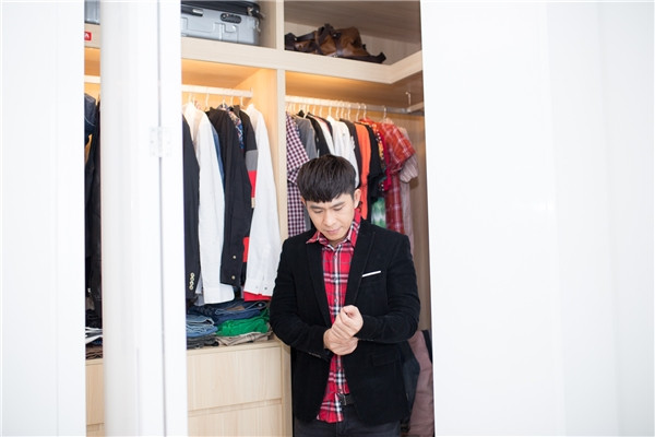 Tủ quần áo bằng gỗ màu vàng là điểm nhấn cho không gian căn phòng. Ảnh: FBNV