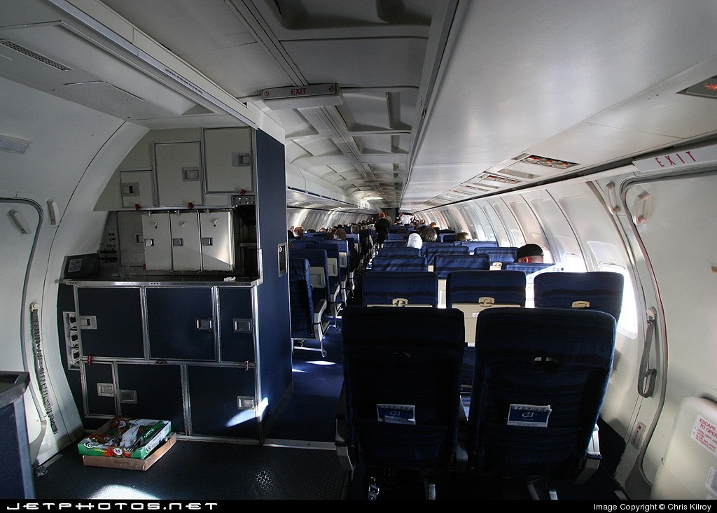 Trên máy bay của hãng luôn có 5 tiếp viên hàng không, có quầy bar cũng như các khoang riêng phục vụ họp hành.