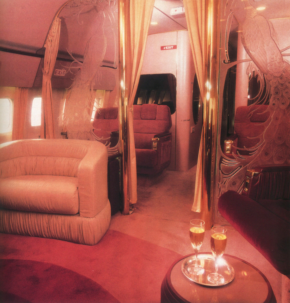 Đáng chú ý, trên khoang máy bay có thể chứa 100 hành khách nhưng quy định của MGM Grand Air là chỉ phục vụ không quá 33 hành khách/chuyến.