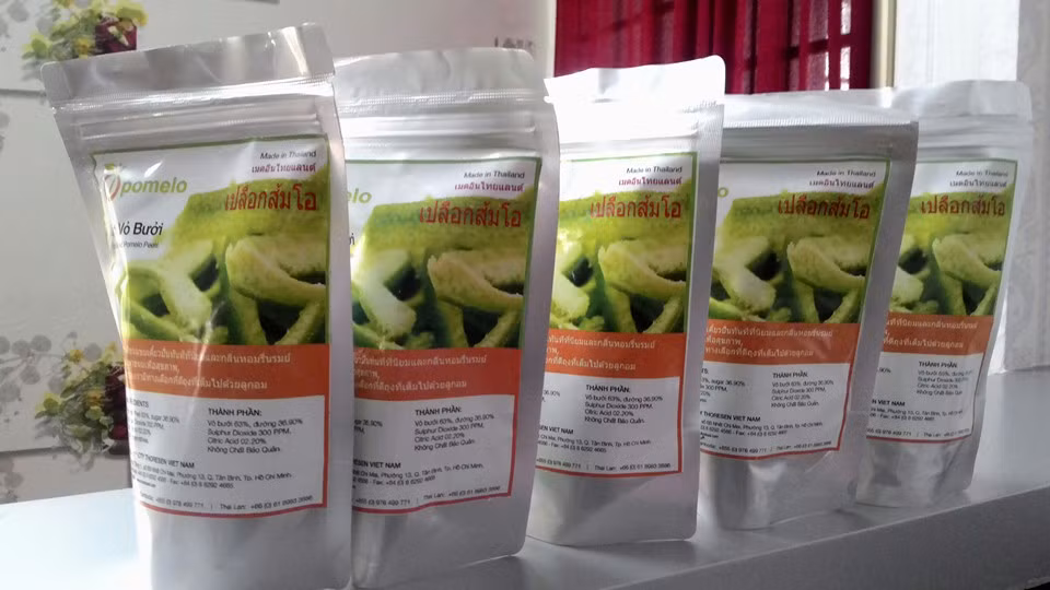 Ở Việt Nam, vỏ bưởi và các phụ phẩm từ vỏ bưởi hầu như đều bị vứt đi. Còn tại Thái Lan, vỏ bưởi được đóng thành túi bán trong siêu thị, thậm chí xuất khẩu sang Việt Nam. Ảnh: Dân Việt