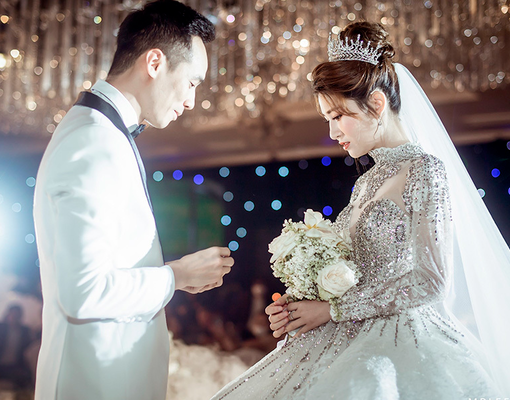 Đầu tháng 3 vừa qua, đám cưới tiền tỷ của Á khôi Nguyễn Minh Yến và chồng doanh nhân diễn ra tại Tây Hồ (Hà Nội). Minh Yến là giám đốc kinh doanh thuộc một Tổng công ty về phân phối bất động sản, còn chồng cô là phó giám đốc công ty bất động sản thuộc top 3 Việt Nam. Ảnh: Phong Design