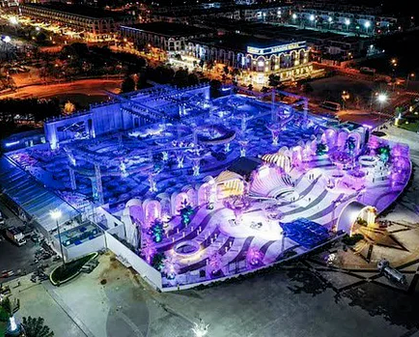 Không gian lễ cưới hoành tráng sự kết hợp hoàn hảo giữa công nghệ trình chiếu ánh sáng và hoa tươi. Ảnh: FB Hoàng Công Cường