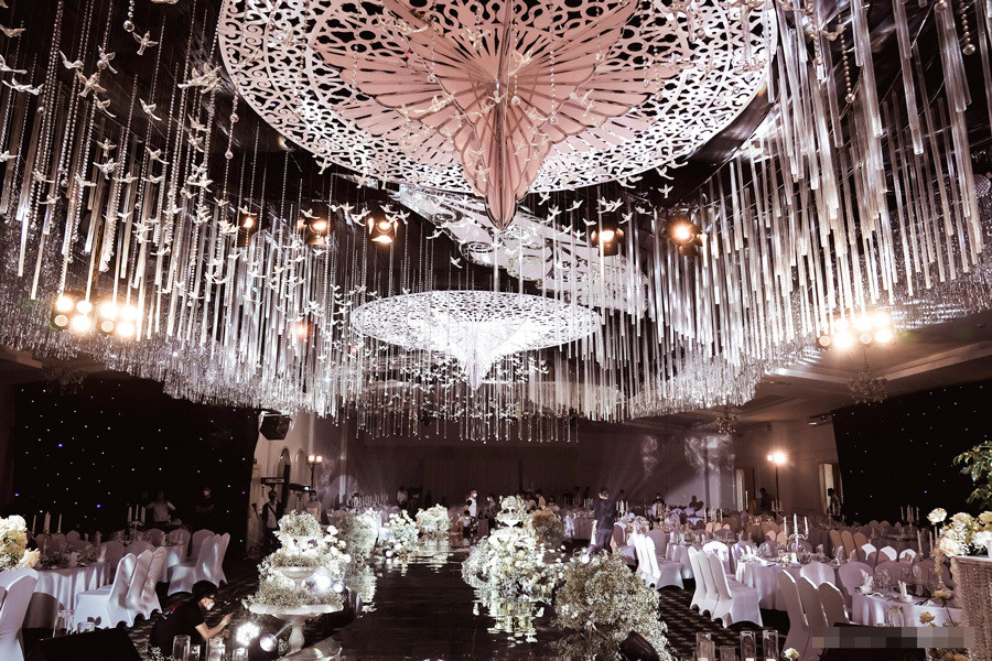 Với hàng chục nghìn bông hoa nhập khẩu từ Hà Lan cùng bàn tiệc toàn sơn hào hải vị, ước tính cặp đôi chi tới vài tỷ đồng cho đám cưới. Ảnh: Phong Desig