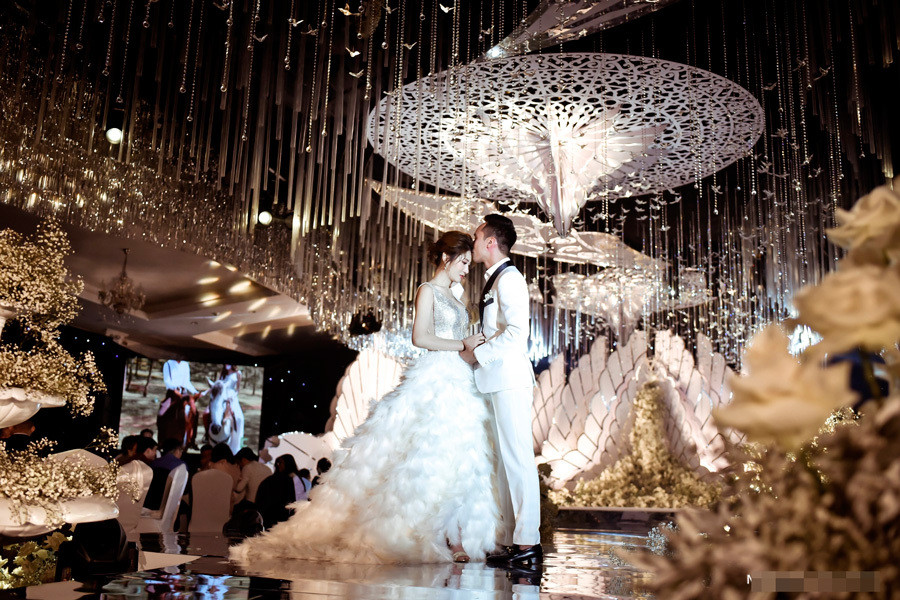 Tiệc cưới của cặp đôi mang chủ đề "Cloud Crystal" (Pha lê lấp lánh trên mây) thu hút sự quan tâm của độc giả. Ảnh: Phong Design