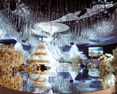 Không gian tiệc sang trọng với 100% hoa tươi, đường dẫn lên sân khấu ấn tượng với hình ảnh phản chiếu từ hàng nghìn viên pha lê thả treo từ trần hội trường xuống. Ảnh: Phong Design