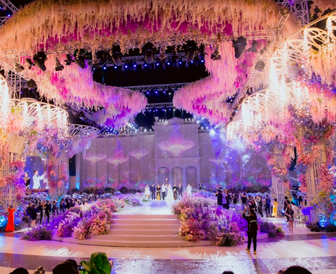 Không gian đám cưới giống như một khu vườn cổ tích được tiến hành chặt chẽ và kỹ lưỡng với sự tham gia của 2000 người. Ảnh: FB Hoàng Công Cường