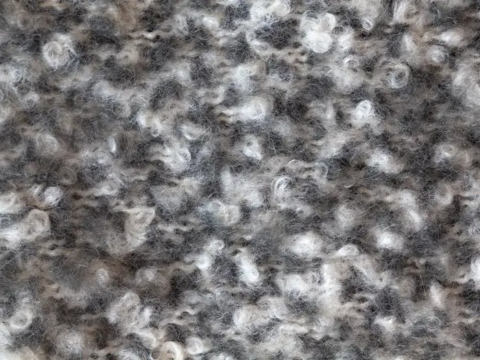 Vải bouclé được sử dụng phổ biến trên gối và ghế dài nhưng loại vải này không phù hợp với đồ nội thất có bóng chi tiết.