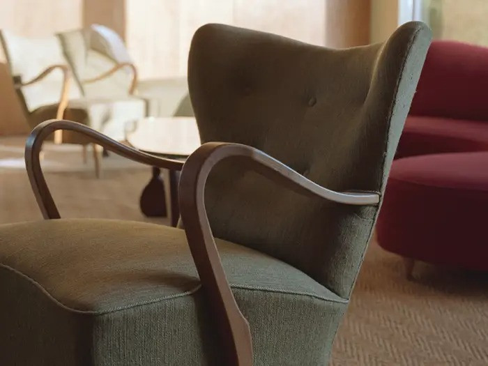 Nội thất có đường cong giúp không gian nhẹ nhàng và tinh tế hơn nhưng nếu lạm dụng quá nhiều cũng có thể gây phá vỡ cấu trúc căn nhà. Nguồn ảnh: BI