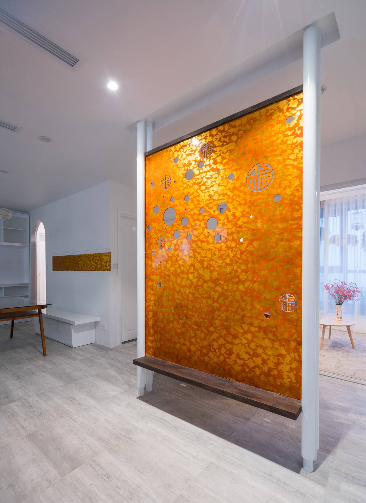 Phòng thờ được đặt cạnh không gian sinh hoạt chung, ngăn cách bởi 1 vách thép CNC để tiết kiệm diện tích. Ảnh: Happynest