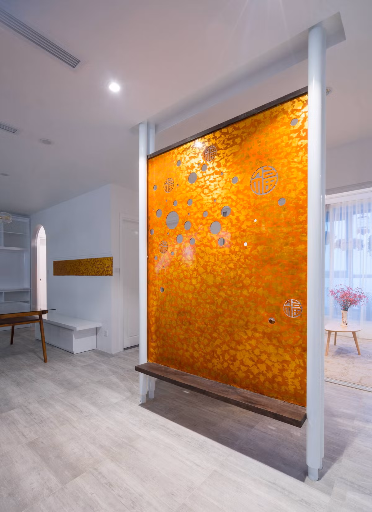 Phòng thờ được đặt cạnh không gian sinh hoạt chung, ngăn cách bởi 1 vách thép CNC để tiết kiệm diện tích. Ảnh: Happynest