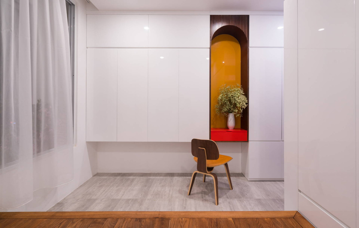 Trong phòng sử dụng hệ tủ âm tường giúp tiết kiệm diện tích. Ảnh: Lao động