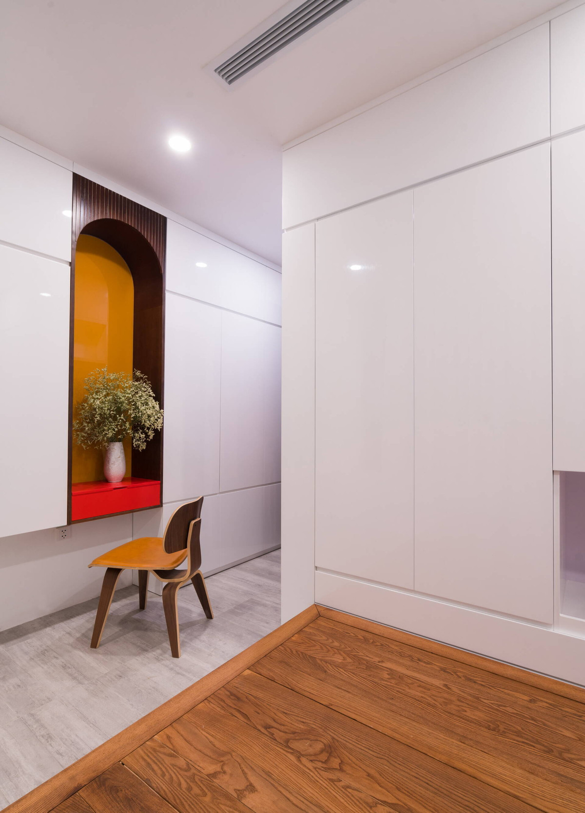 Hai phòng ngủ đơn giản với điểm nhấn là hệ thống cửa vòm và giường ngủ dạng phản gỗ kê lên trên ngăn kéo trữ đồ. Ảnh: Lao động