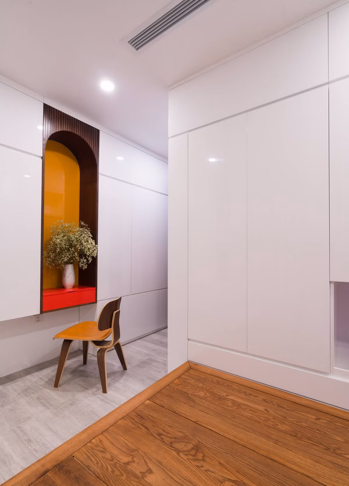 Hai phòng ngủ đơn giản với điểm nhấn là hệ thống cửa vòm và giường ngủ dạng phản gỗ kê lên trên ngăn kéo trữ đồ. Ảnh: Lao động