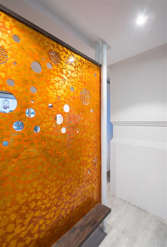 Vách thép này được phủ bóng, tạo hoa văn bởi nghệ nhân sơn mài. Ảnh: Vietnamnet