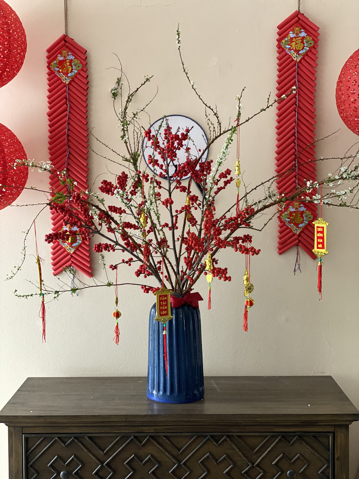 Để có bình đào đông đỏ đẹp, khách phải mua từ 5 - 10 cành. Vì vậy, khách mua phải chi tới vài triệu đồng. Ảnh: Dân Việt